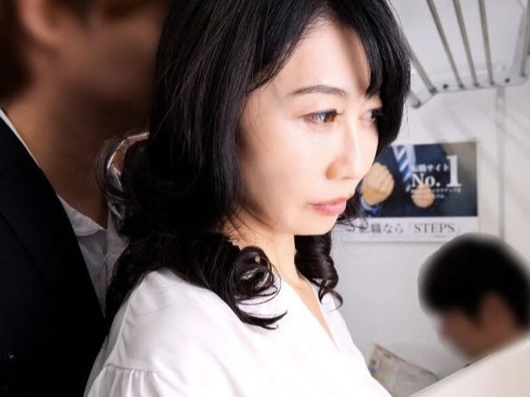 【人妻レイプ】電車痴漢されて屈服する五十路美熟女母…抵抗虚しく中出しされて羞恥と恥辱に快楽メス堕ちするエロ美魔女おばさんの画像